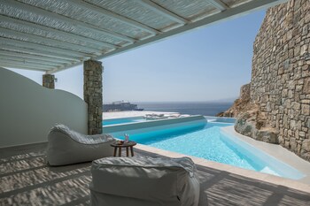 Suite Grand, varias camas, alberca privada, vista al mar | Caja de seguridad en la habitación, insonorización y wifi gratis