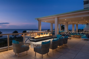 Kolam renang outdoor, dengan kursi berjemur