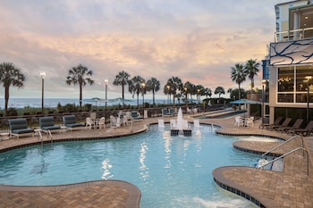 Piscina externa, funciona das 7h às 23h, guarda-sóis, espreguiçadeiras