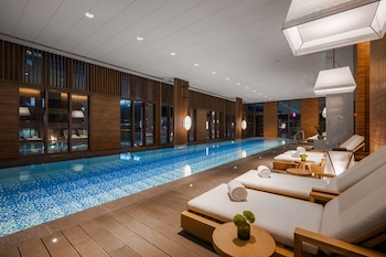 Serveert ontbijt, lunch, diner, Mediterrane gerechten