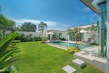 2 bedrooms, blackout curtains, iron/ironing board, free WiFi