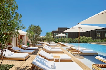 Una piscina al aire libre de temporada