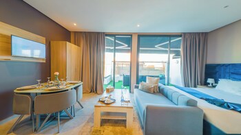 Deluxe-Suite, 2 Queen-Betten | Wohnbereich | 48-Zoll-Smart-TV mit Satellitenempfang, Netflix, Streaming-Dienste