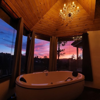 Quarto casal panorâmico, 1 cama Queen, banheira, vista para a montanha | Terraço/pátio