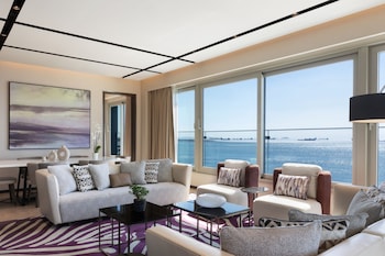 Innenpool, Außenpool (je nach Saison geöffnet)