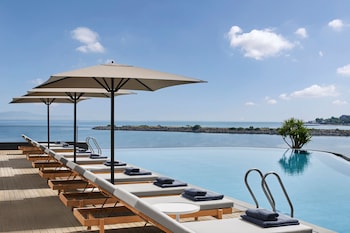 Piscine intérieure, piscine extérieure en saison