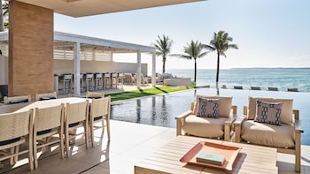 3 piscines extérieures, cabanas (supplément), parasols
