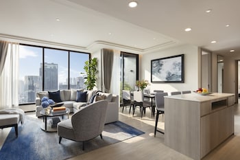 Piscine extérieure, chaises longues