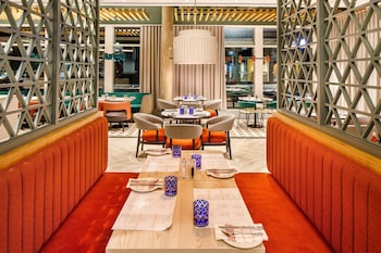 2 restaurants, serveren ontbijt, lunch, diner, Mediterrane gerechten