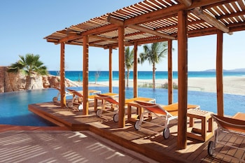 2 piscines extérieures, tentes de plage, chaises longues