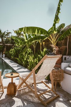Bar en bord de piscine
