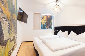 Daily continental breakfast (EUR 19.50 per person)