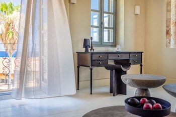 Maisonette | Área de sala de estar | Smart TV de 50 pulgadas con canales digitales y televisión