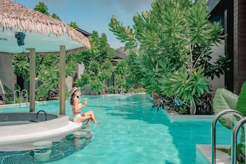 Deluxe Pool Villa with Pool Access | Uitzicht op het water