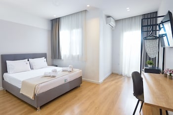 Superior Suite | Living area | 32-inch Smart TV with cable channels, TV, Netflix