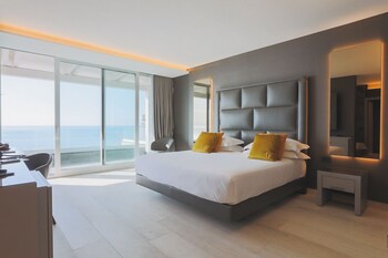 Suite con Jacuzzi e Vista Mare | Frette Italian sheets, premium bedding, down comforters, minibar