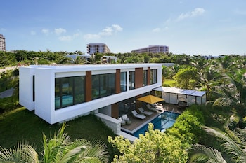 3 outdoor pools, open 7:00 AM to 7:00 PM, free cabanas, pool umbrellas