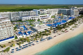 Luxury Sky Chairman Suite Two Bedroom Ocean Front Diamond Club | Literie de qualité, couette en duvet, articles de minibar gratuits