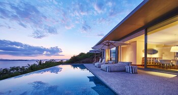 Couples treatment room(s), sauna, hot tub, steam room, body treatments