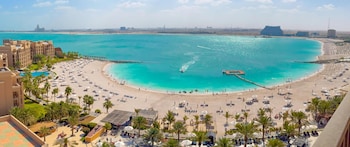 Plage privée, sable blanc, cabines gratuites, chaises longues