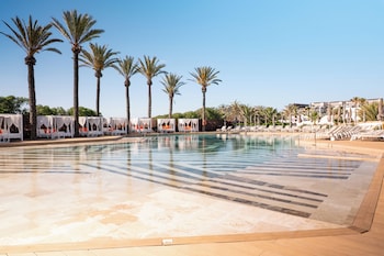 Sur la plage, chaise longue, parasol, bar sur la plage