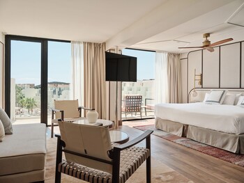Un resort con piscina, varios balcones y palmeras.