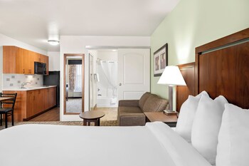 1 bedroom, down comforters, desk, laptop workspace
