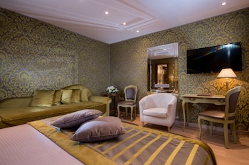 Minibar, coffres-forts dans les chambres, bureau