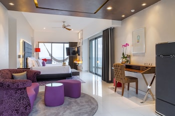 4 outdoor pools, free cabanas, pool umbrellas