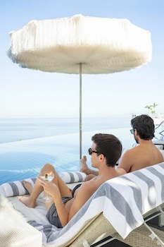 4 outdoor pools, free cabanas, pool umbrellas