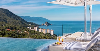 4 outdoor pools, free cabanas, pool umbrellas