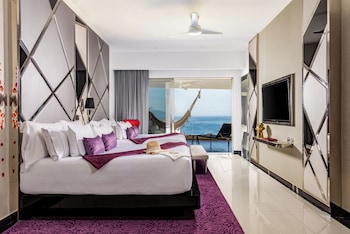 4 outdoor pools, free cabanas, pool umbrellas