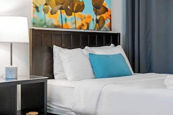 Ropa de cama de alta calidad y espacio para trabajar con laptop