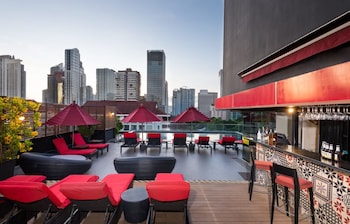 S'hi serveixen esmorzars, dinars i plats de cuina local i internacional