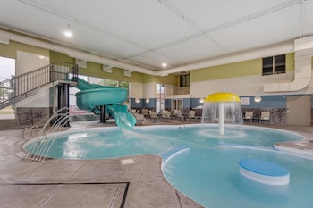 Una piscina cubierta
