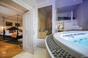 Junior Suite, 1 King Bed, City View | Premium bedding, down comforters, in-room safe, desk