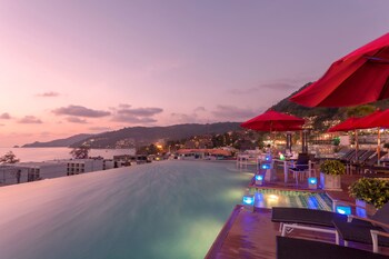Piscine extérieure, accès possible de 7 h à 20 h, cabanas gratuites