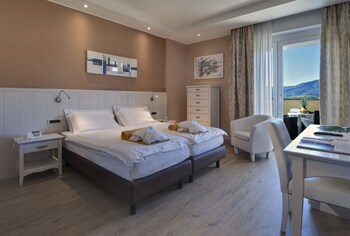 Hot tub, steam room, hot springs, Turkish bath, body treatments