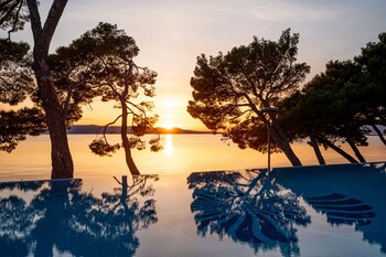Beach nearby, beach towels, beach bar