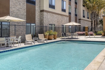 Piscina externa, funciona das 8h às 22h, guarda-sóis, espreguiçadeiras