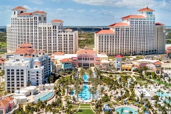 En la playa, playa de arena blanca y camas de playa (con cargo)