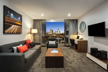 Taulutelevisio, DVD-soitin, iPod-telakointiasema