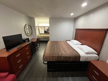 Escritorio, espacio para trabajar con laptop y wifi gratis 