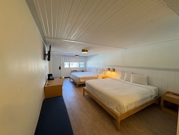 Suite | 2 bedrooms, desk, blackout drapes, iron/ironing board