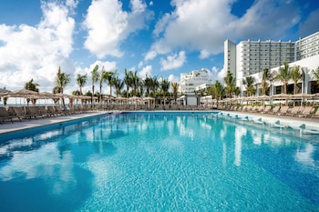 4 albercas al aire libre, sombrillas en la alberca y camastros