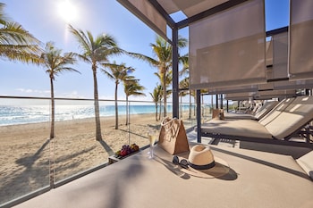 4 outdoor pools, pool umbrellas, sun loungers