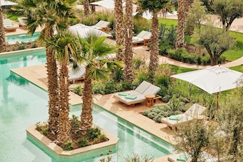 室内游泳池，3 室外游泳池，10:00 至 18:00 开放, 池畔遮阳伞, 日光浴躺椅