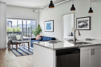 Alberca al aire libre, sombrillas en la alberca y camastros 