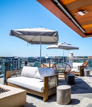 3 bars/lounges