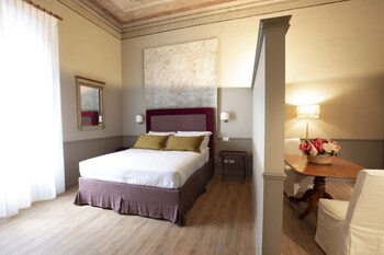 Lakens van Egyptisch katoen, luxe beddengoed, een bureau